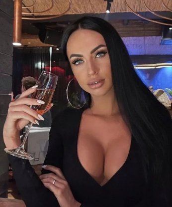 Я настоящая профессионалка, способная предложить тебе незабываемые моменты и расслабление. Живу в Москве, столице страсти и удовольствий. У меня есть фотографии, которые подтверждают мою привлекательность и обольщение. Открой для себя новые грани эротических фантазий со мной. Вместе мы создадим атмосферу настоящего наслаждения. Расскажи мне свои желания, и я превращу их в реальность. Мои возможности безграничны, а отзывы о моей работе говорят сами за себя. Оставь в прошлом свои сомнения и доверься мне. Жду встречи с тобой и обещаю тебе качественный отдых. 😘💋 Марина